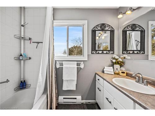 201 Old Orchard Road, Bath, ON - Indoor Photo Showing Bathroom