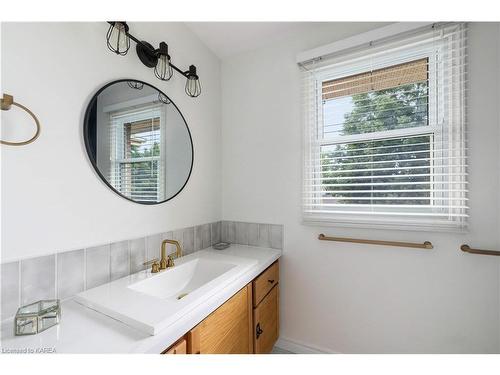941 Ambleside Crescent, Kingston, ON - Indoor Photo Showing Bathroom