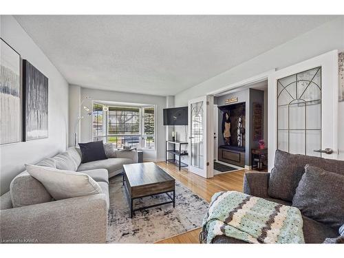 798 Davis Drive, Kingston, ON - Indoor Photo Showing Living Room