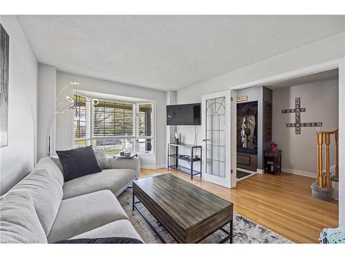 798 Davis Drive, Kingston, ON - Indoor Photo Showing Living Room