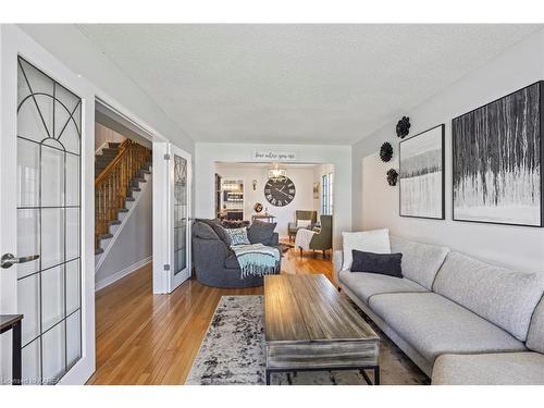 798 Davis Drive, Kingston, ON - Indoor Photo Showing Living Room