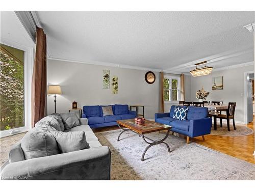 785 Allum Avenue, Kingston, ON - Indoor Photo Showing Living Room