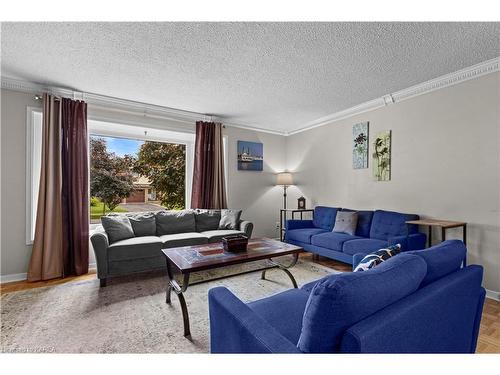 785 Allum Avenue, Kingston, ON - Indoor Photo Showing Living Room