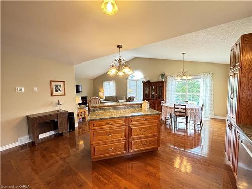 1135 Halifax Drive, Kingston, ON - Indoor Photo Showing Living Room