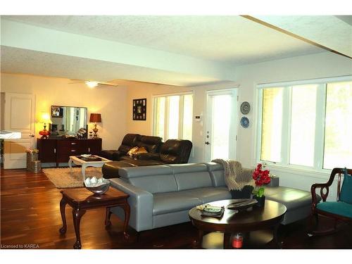 1453 Millenium Court, Kingston, ON - Indoor Photo Showing Living Room