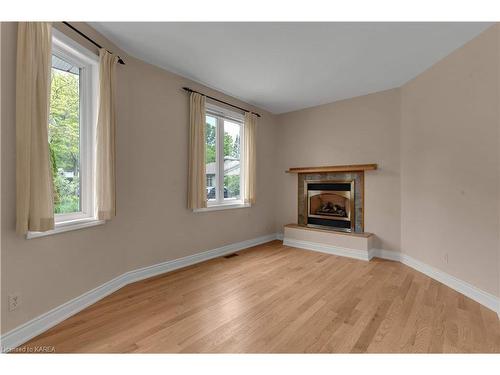 39 Yonge Street, Kingston, ON - Indoor Photo Showing Living Room With Fireplace