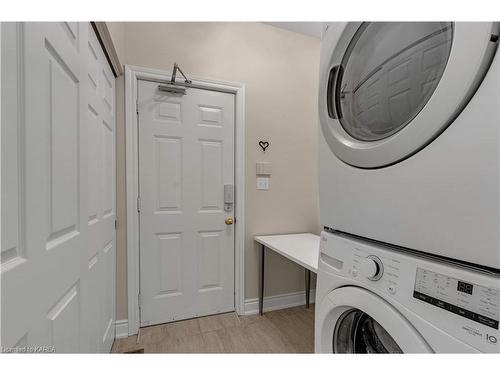 39 Yonge Street, Kingston, ON - Indoor Photo Showing Laundry Room