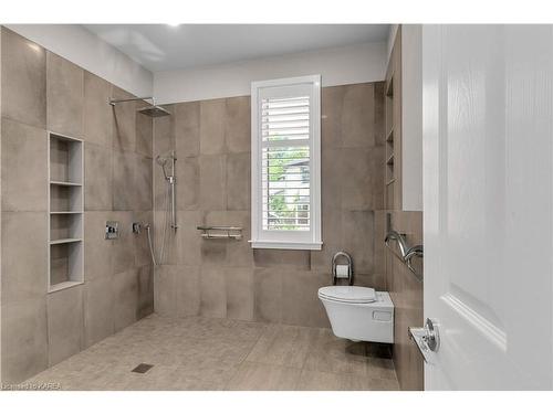 39 Yonge Street, Kingston, ON - Indoor Photo Showing Bathroom