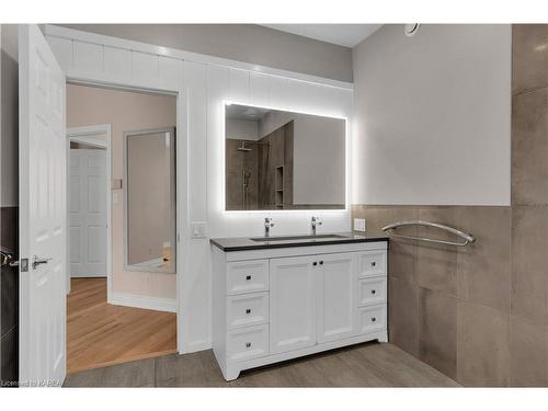 39 Yonge Street, Kingston, ON - Indoor Photo Showing Bathroom