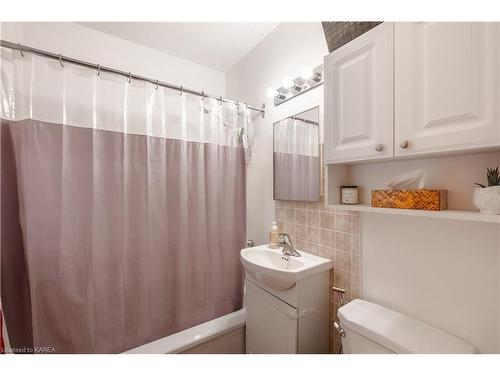 669 Alfred Street, Kingston, ON - Indoor Photo Showing Bathroom
