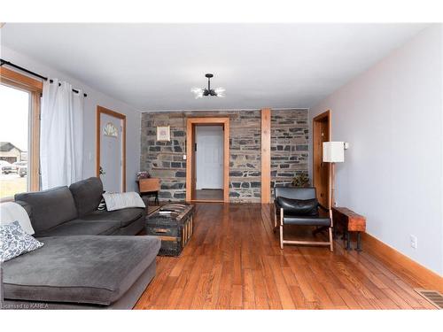 1311 Turnbull Way, Kingston, ON - Indoor Photo Showing Living Room