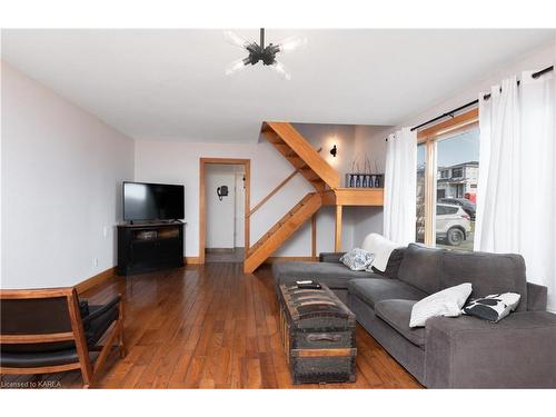 1311 Turnbull Way, Kingston, ON - Indoor Photo Showing Living Room