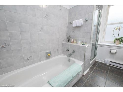 124 Ordnance Street, Kingston, ON - Indoor Photo Showing Bathroom