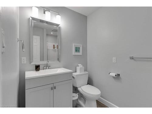84 Centre Street, Kingston, ON - Indoor Photo Showing Bathroom