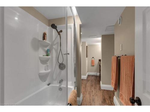 84 Centre Street, Kingston, ON - Indoor Photo Showing Bathroom
