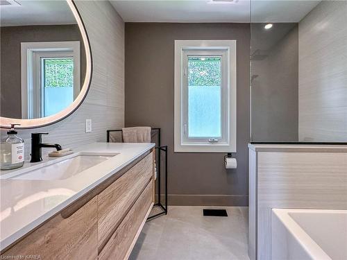 39 Faircrest Boulevard, Kingston, ON - Indoor Photo Showing Bathroom