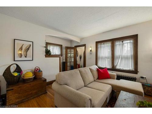 120 Dundas Street, Kingston, ON - Indoor Photo Showing Living Room