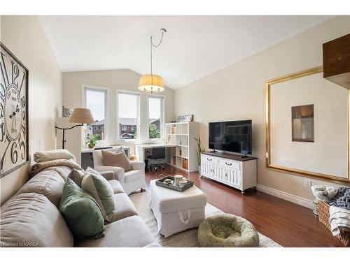 548 Quail Court, Kingston, ON - Indoor Photo Showing Living Room