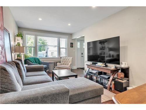 74 Third Avenue, Kingston, ON - Indoor Photo Showing Living Room