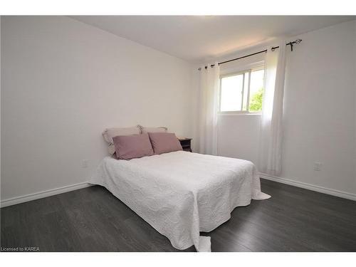 1099 Pinewood Place, Kingston, ON - Indoor Photo Showing Bedroom