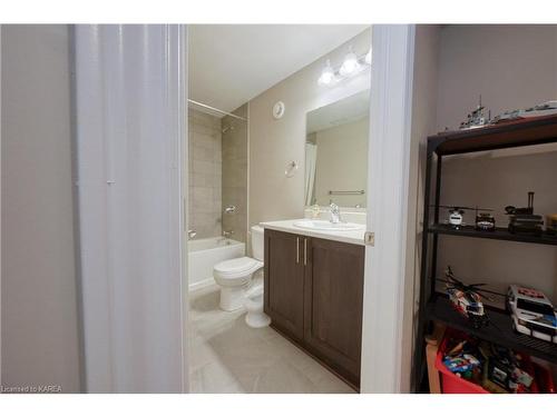 621 Halloway Drive, Kingston, ON - Indoor Photo Showing Bathroom
