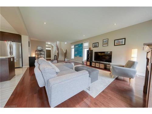 621 Halloway Drive, Kingston, ON - Indoor Photo Showing Living Room