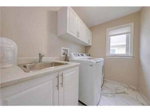 621 Halloway Drive, Kingston, ON - Indoor Photo Showing Laundry Room