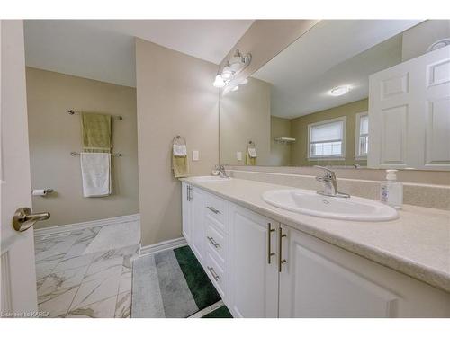 621 Halloway Drive, Kingston, ON - Indoor Photo Showing Bathroom