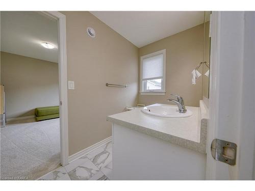 621 Halloway Drive, Kingston, ON - Indoor Photo Showing Bathroom