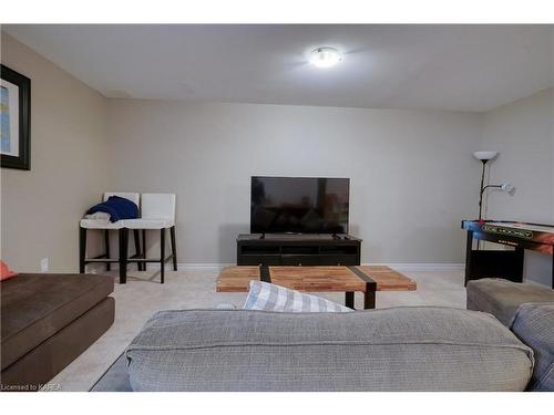 621 Halloway Drive, Kingston, ON - Indoor Photo Showing Living Room