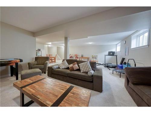 621 Halloway Drive, Kingston, ON - Indoor Photo Showing Living Room