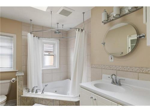 179 Toronto Street, Kingston, ON - Indoor Photo Showing Bathroom