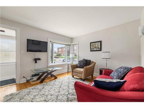 179 Toronto Street, Kingston, ON - Indoor Photo Showing Living Room