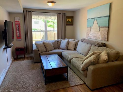 3456 Princess Street, Kingston, ON - Indoor Photo Showing Living Room