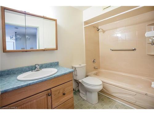 410-334 Queen Mary Road, Kingston, ON - Indoor Photo Showing Bathroom