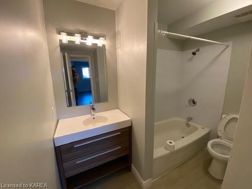 304-573 Armstrong Road, Kingston, ON - Indoor Photo Showing Bathroom