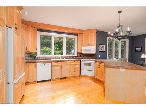 35 Riverside Drive, Kingston, ON - Indoor Photo Showing Kitchen