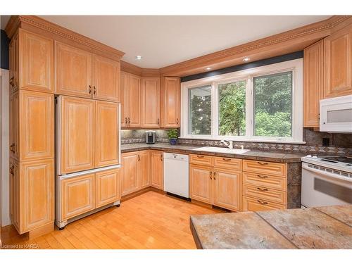 35 Riverside Drive, Kingston, ON - Indoor Photo Showing Kitchen