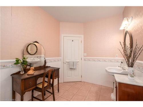 35 Riverside Drive, Kingston, ON - Indoor Photo Showing Bathroom