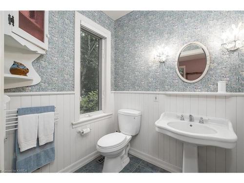 35 Riverside Drive, Kingston, ON - Indoor Photo Showing Bathroom