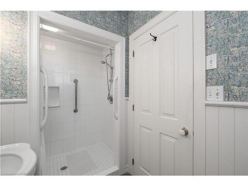 35 Riverside Drive, Kingston, ON - Indoor Photo Showing Bathroom