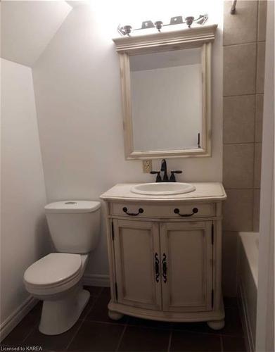 876 Beaconhill Court, Kingston, ON - Indoor Photo Showing Bathroom