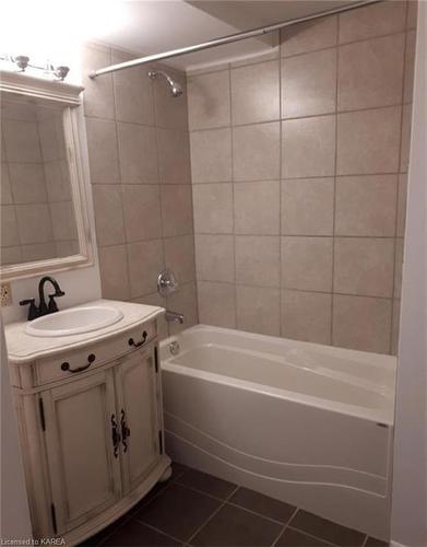 876 Beaconhill Court, Kingston, ON - Indoor Photo Showing Bathroom