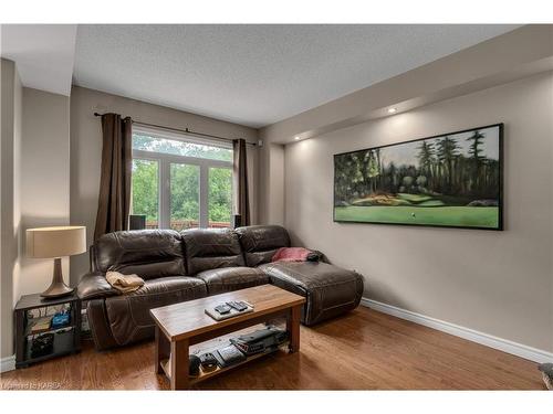 500 Weston Crescent, Kingston, ON - Indoor Photo Showing Living Room