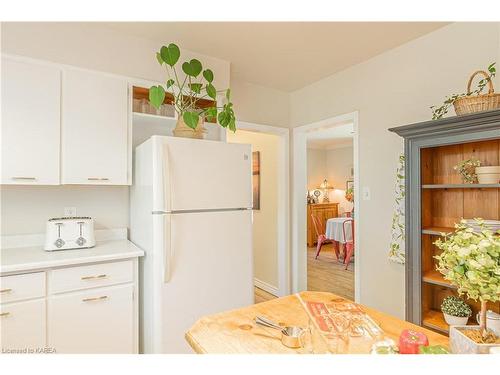 129 Wiley Street, Kingston, ON - Indoor Photo Showing Kitchen