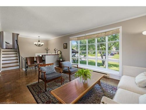 671 Sussex Boulevard, Kingston, ON - Indoor Photo Showing Living Room