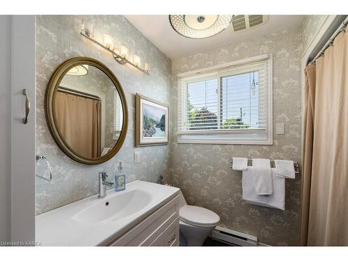671 Sussex Boulevard, Kingston, ON - Indoor Photo Showing Bathroom