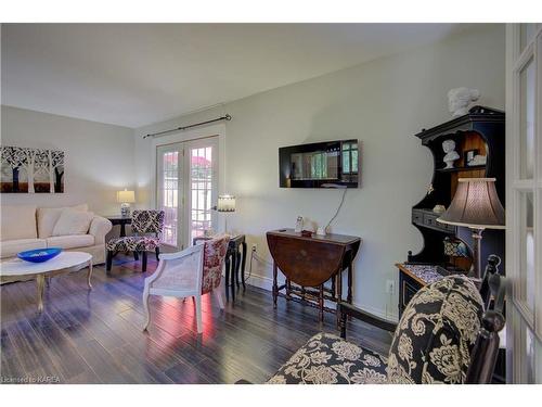 370 Renda Street, Kingston, ON - Indoor Photo Showing Living Room