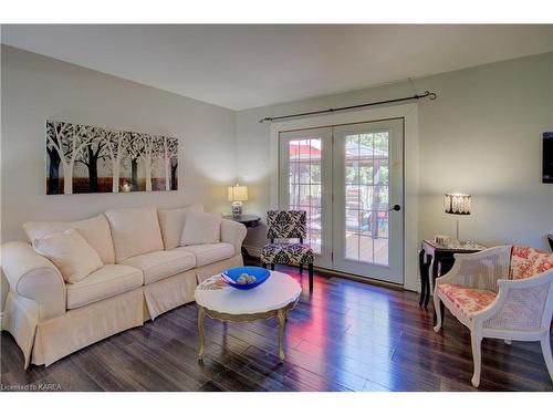 370 Renda Street, Kingston, ON - Indoor Photo Showing Living Room