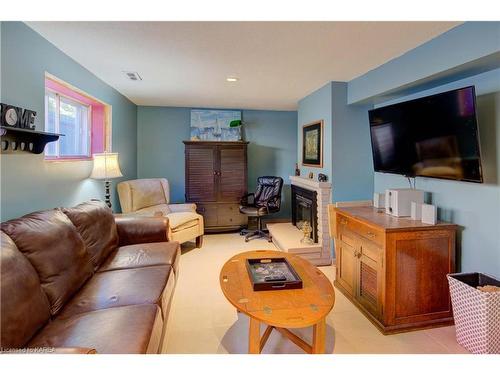 370 Renda Street, Kingston, ON - Indoor Photo Showing Living Room